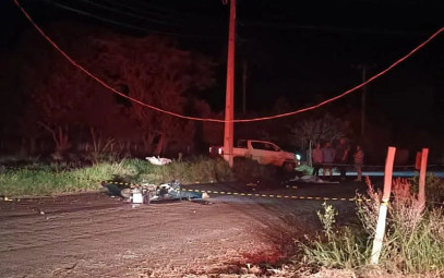 Dupla morre após bater moto em poste de iluminação em assentamento