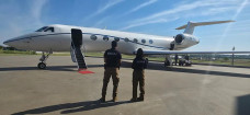 Avião de luxo ligado a Daniel Vorcaro é apreendido no Paraguai e levado ao Brasil