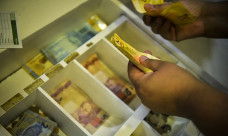 Trabalhadores nascidos em novembro e dezembro recebem abono salarial