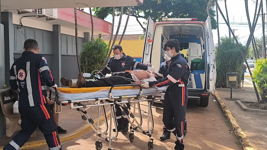 Homem é esfaqueado no peito após briga por garrafa de pinga em Dourados