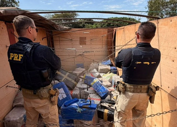 Caminhoneiro tenta fugir de abordagem, mas acaba preso com 3,2 toneladas de maconha