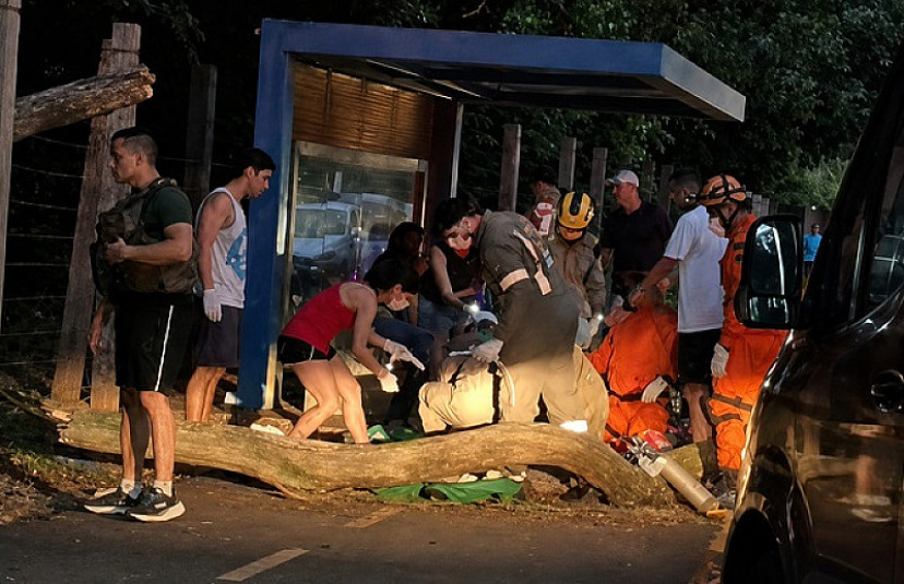 Jovem morre ao ser atingida por árvore enquanto andava de patinete no Parque dos Poderes