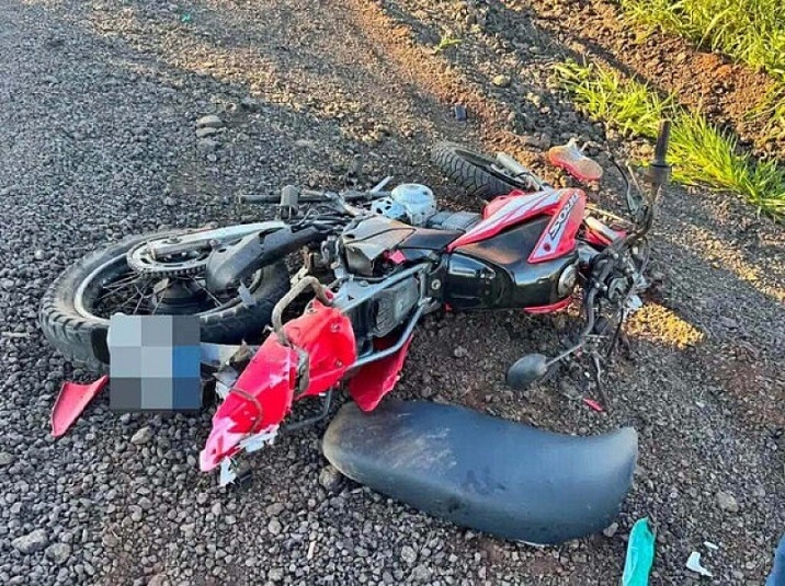 Mulher morre e homem fica ferido após colisão entre moto e caminhão