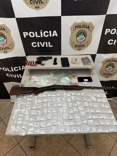 Polícia apreende 200 papelotes de drogas e 2 armas em Eldorado; 5 foram presos