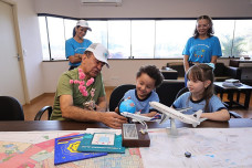 Crianças visitam prefeito e apresentam projeto de livro com histórias autorais