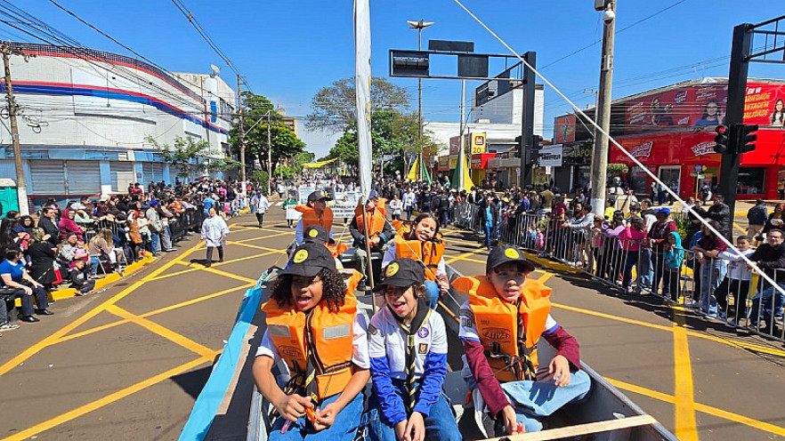 Entidades levam cultura, solidariedade e cidadania ao maior desfile de Dourados