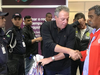 Abel na chegada do Flamengo ao Rio — Foto: Cahê Mota