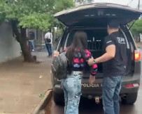 Momento em que a autora é colocada dentro da viatura da Polícia Civil na manhã de hoje; Foto: Divulgação/PC