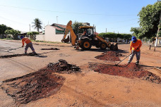 Obras de recuperação asfáltica avançam na Rua Adelina Rigotti