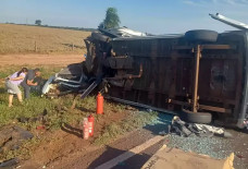 Batida entre carro e van com paciente mata 5 pessoas na BR-163