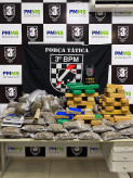 Motociclista tenta fugir, cai e “entrega” depósito com 56 quilos de drogas