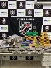 Motociclista tenta fugir, cai e “entrega” depósito com 56 quilos de drogas