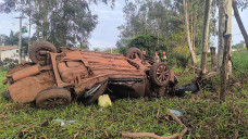 Motorista morre após carro sair da pista, capotar e bater contra eucalipto