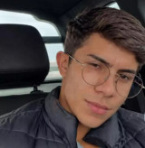 Motociclista de 22 anos morre no hospital após bater em Kombi estacionada