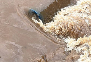 Adutora se rompe e vários bairros podem ficar sem água em Dourados