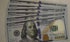 Dólar cai a R$ 5, e bolsa sobe quase 8% após primeiro turno