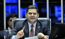 Alcolumbre anuncia sessões para discutir e votar fim da escala 6x1