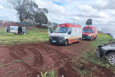 Fuga termina em acidente entre caminhonete e van com 17 pacientes de Bela Vista