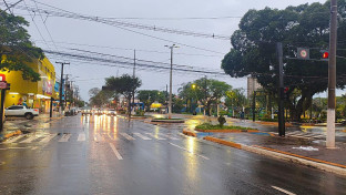 Domingo de céu nublado, abafado e possibilidade de chuva forte em Dourados