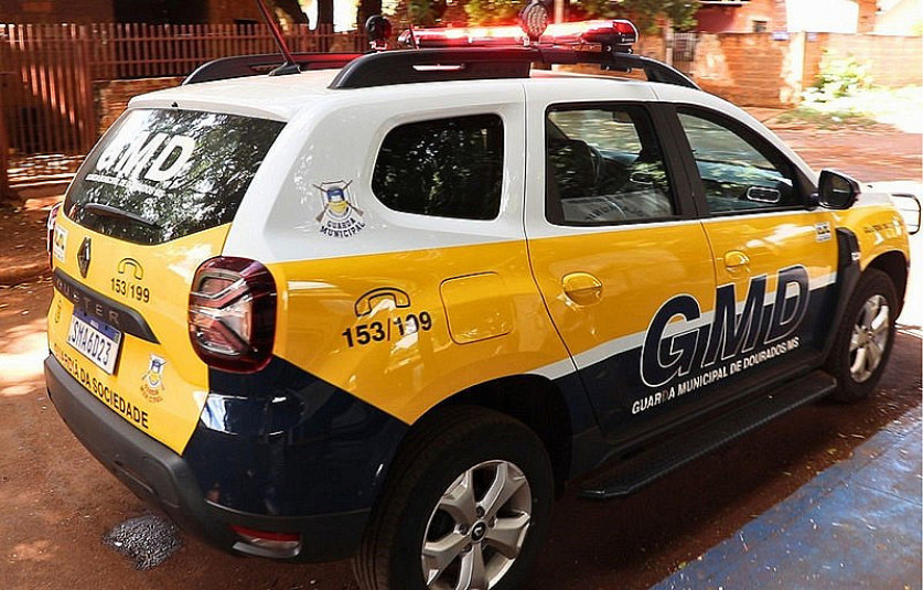 Homem pula muro de 2,5 metros para furtar fios e acaba preso no centro de Dourados
