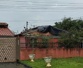 Temporal destelha 25 casas, derruba árvores e atinge 6 bairros de Amambai