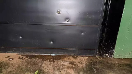 Dupla em moto atira contra jovem e deixa portão crivado de balas