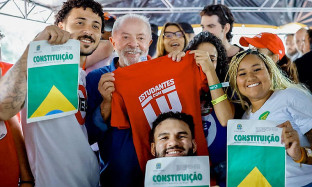 A poucos dias do 2º turno, Lula promete versão universitária do “Pé de Meia”