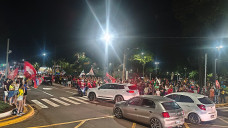 Apoiadores de Lula lotam principais vias de Dourados após reeleição do petista