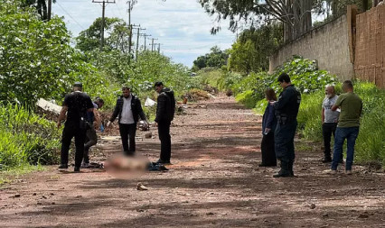 Homem é encontrado morto com marcas de facada e atropelamento