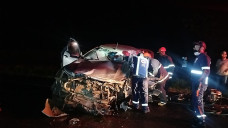 Motorista fica preso às ferragens após Hilux atingir duas carretas na BR-463