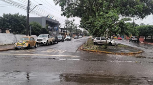 Céu com muitas nuvens e pancadas de chuva em Dourados; máxima de 23ºC