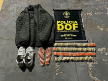 Homem é preso com cocaína escondida em tênis e jaqueta