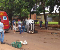 Com o impacto, caminhonete capotou; Foto: Ligado Na Rua