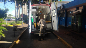 Tratorista é atingido por descarga elétrica ao derrubar poste com trator em Indápolis