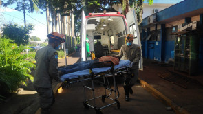 Tratorista é atingido por descarga elétrica ao derrubar poste com trator em Indápolis