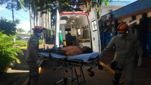 Tratorista é atingido por descarga elétrica ao derrubar poste com trator em Indápolis