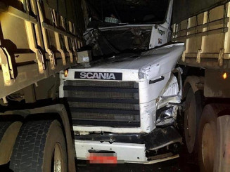 Carreta estaria em alta velocidade e condutor não perdeu veículos parados na rodovia (Foto: Nova News)