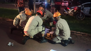 Após perder controle de moto, homem bate em canteiro central e fica em estado grave