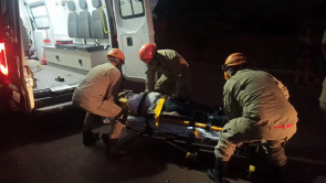 Após perder controle de moto, homem bate em canteiro central e fica em estado grave