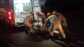 Após perder controle de moto, homem bate em canteiro central e fica em estado grave