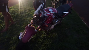 Após perder controle de moto, homem bate em canteiro central e fica em estado grave