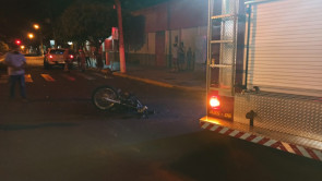 Caminhonete atravessa preferencial e motociclista fica gravemente ferido após colisão em Dourados