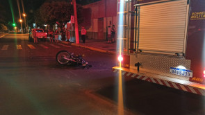 Caminhonete atravessa preferencial e motociclista fica gravemente ferido após colisão em Dourados