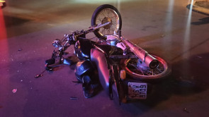 Caminhonete atravessa preferencial e motociclista fica gravemente ferido após colisão em Dourados