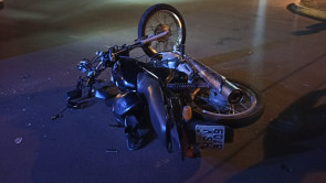 Caminhonete atravessa preferencial e motociclista fica gravemente ferido após colisão em Dourados