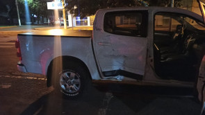 Caminhonete atravessa preferencial e motociclista fica gravemente ferido após colisão em Dourados