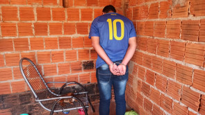 Defron fecha depósito de droga no Jardim Guaicurus; um homem é preso