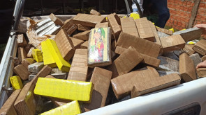 Defron fecha depósito de droga no Jardim Guaicurus; um homem é preso