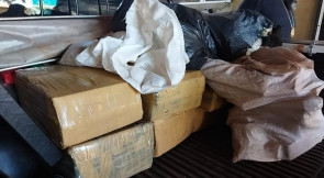 Defron apreende 350kg de maconha, espingarda e dinheiro em Ponta Porã; 3 são presos