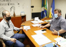 Laudir Munaretto e Diego Zanoni discutem sobre a política habitacional em Dourados; Foto: Luiz Guilherme/CMD